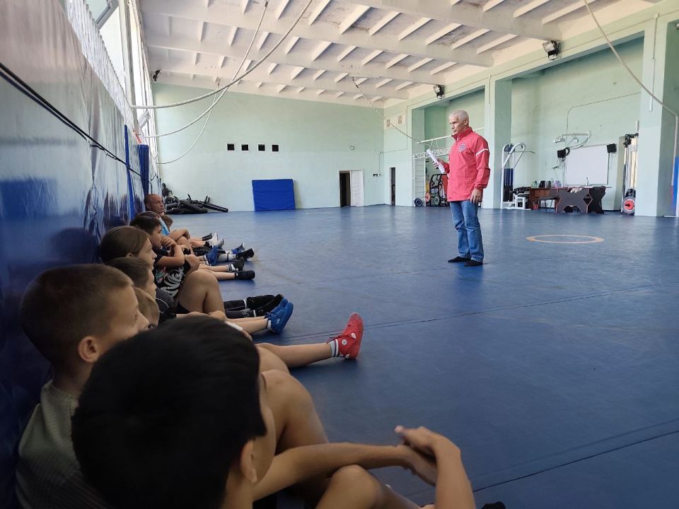 В Спортивной школе г. Токмак участник специальной военной операции провел познавательную и важную беседу для воспитанников отделения спортивной борьбы на тему: «Терроризм – угроза обществу»