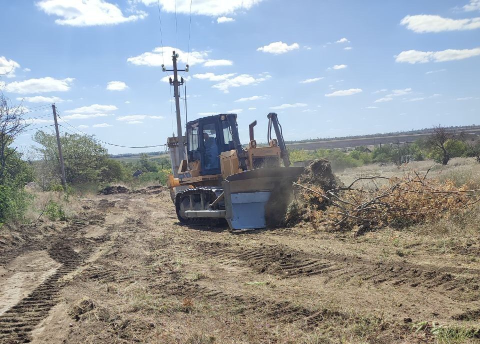 В рамках мероприятий по пожарной безопасности в Токмаке и Молочанске продолжается борьба с сорняками и их покосом, а на сельских территориях округа проведена осенняя противопожарная опашка