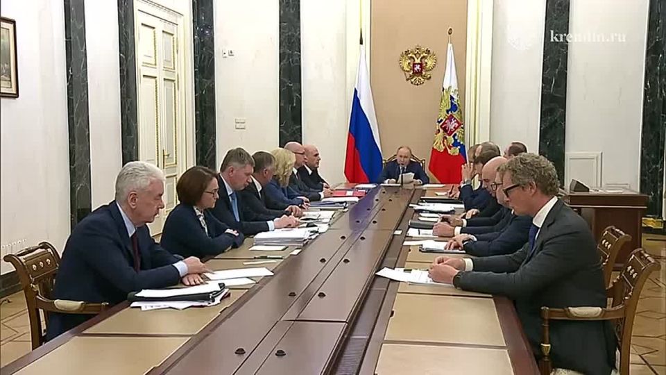 Президент РФ Владимир Путин проводит совещание по экономическим вопросам. Собрали главное из его заявлений: