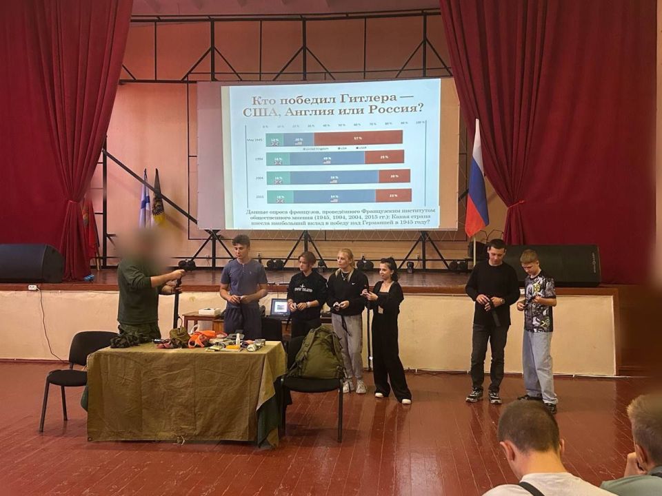 В Днепрорудненском индустриальном колледже бойцы Вооружённых сил Российской Федерации провели Урок Мужества