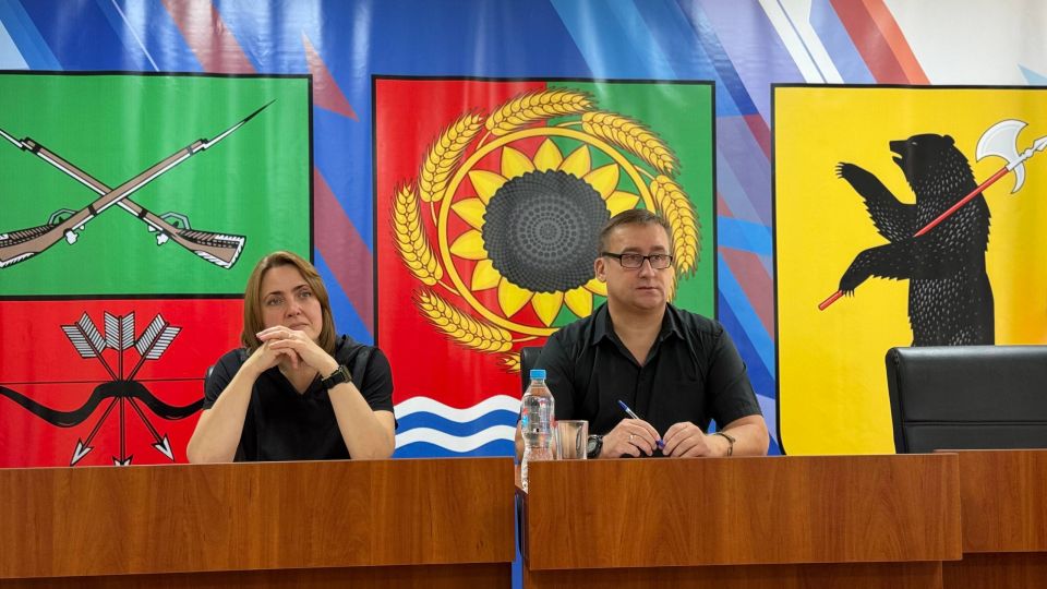 Глава Акимовского муниципального округа Александр Трудоношин провел расширенное открытое совещание с начальниками структурных подразделений администрации, руководителями организаций и учреждений округа и спец.представителем...