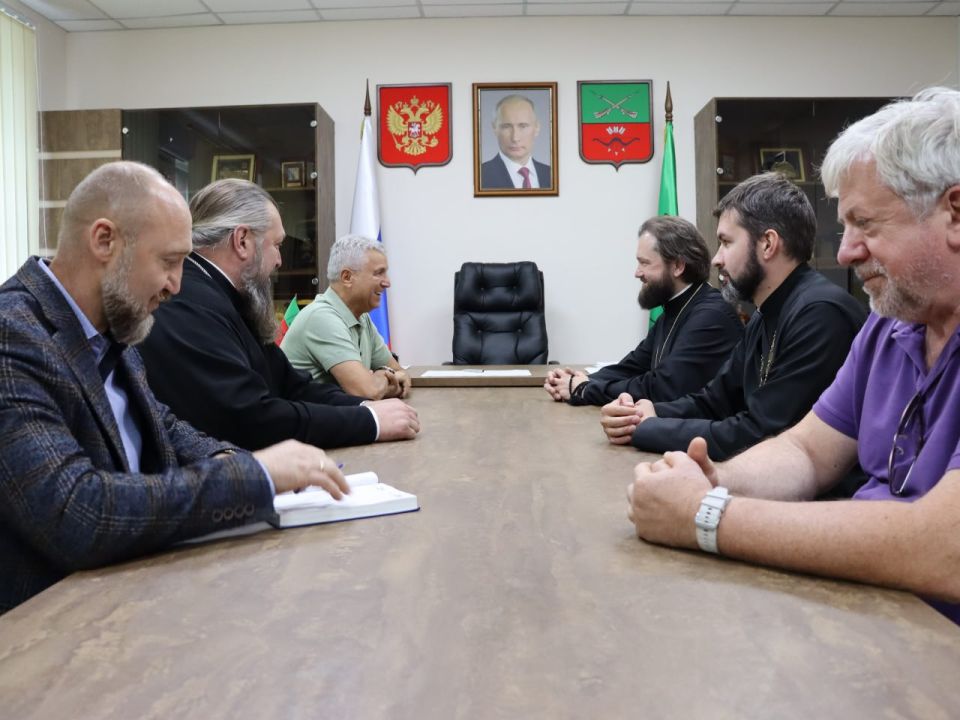 Виктор Емельяненко: Провел рабочую встречу с епископом Бердянским и Приморским Петром