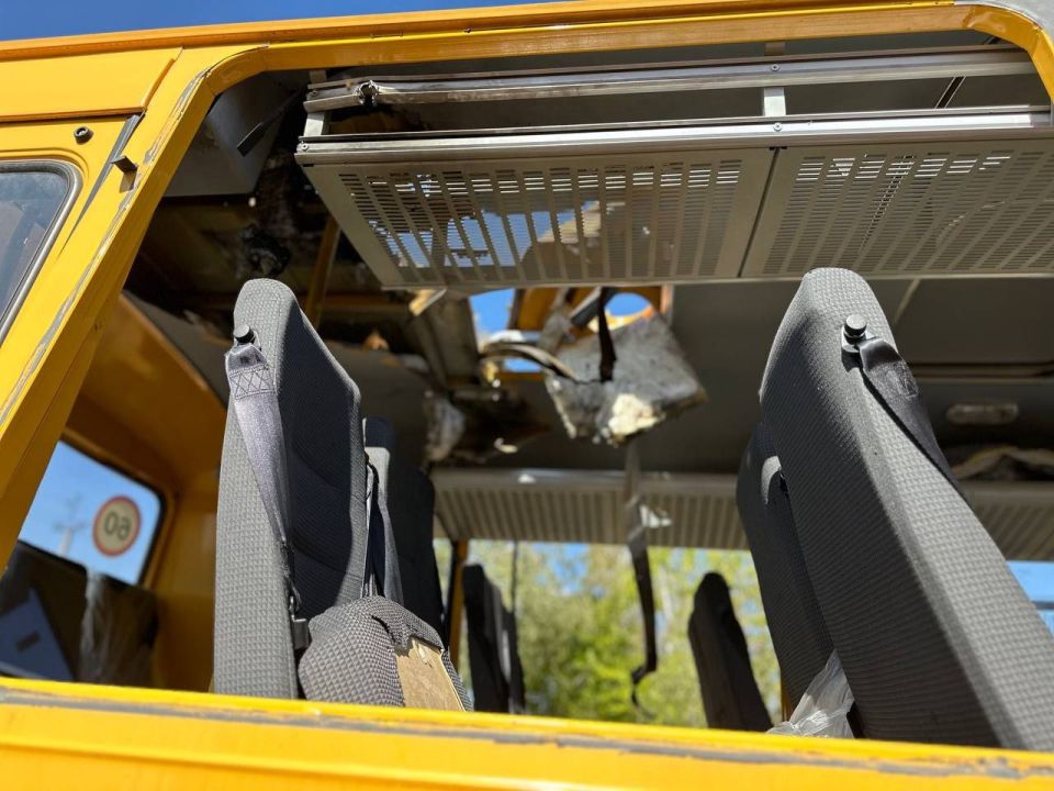 Во дворе школы № 3 города Васильевка утром 11 сентября вражеский дрон ударил по школьным автобусам с надписью «ДЕТИ»