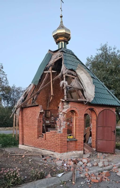 «Камни восстановятся, но вот как люди могли направить дрон на святыню!»: Настоятель храма осудил действия боевиков ВСУ, разбомбивших часовню