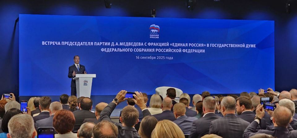 Анна Хорошун: Председатель партии "Единая Россия" Дмитрий Медведев на встрече с депутатами Госдумы подчеркнул важность сохранения бюджетного финансирования народной программы и выполнения всех социальных обязательств перед...