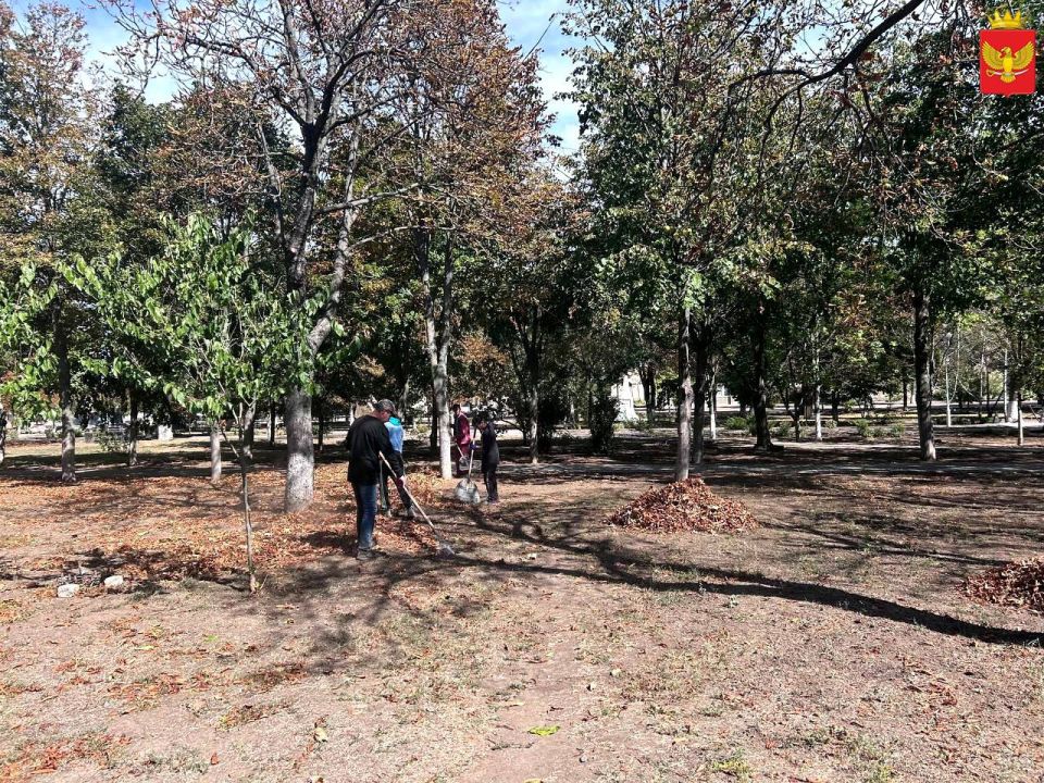 Сотрудники МБУ "Парки и скверы" ежедневно следят за чистотой и порядком на территории Приморска