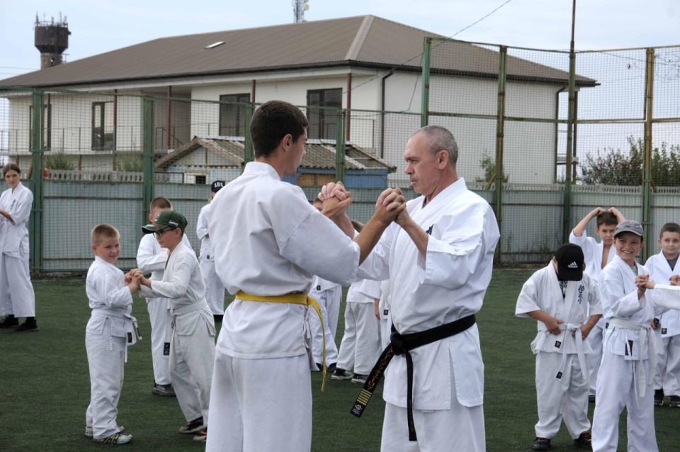 Тренировочные сборы Федерации кёкусинкай Запорожской области прошли на берегу Азовского моря