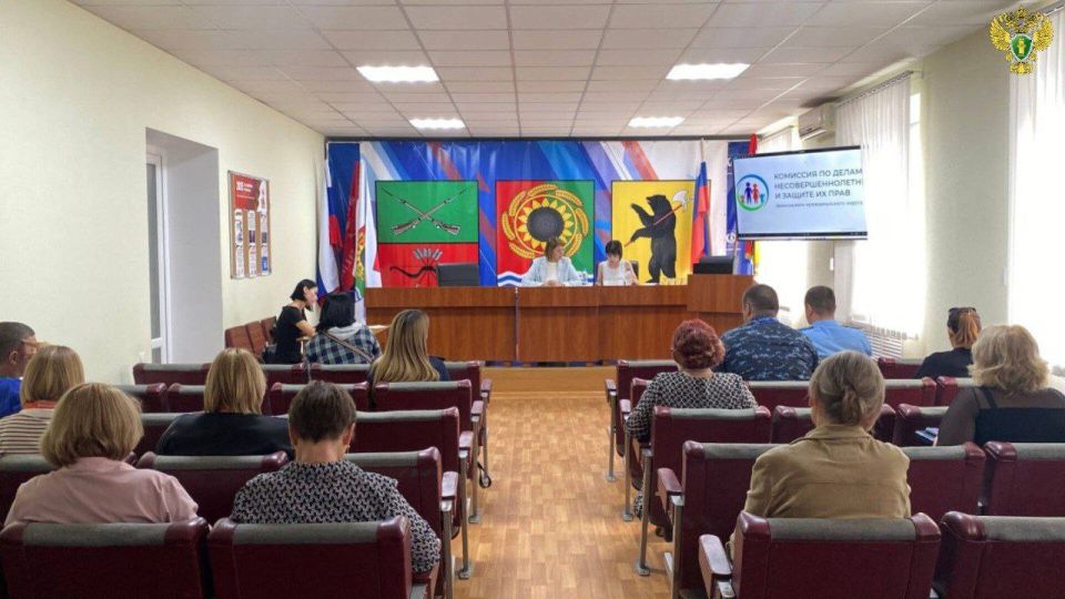 Помощник прокурора Акимовского района Владимир Речков принял участие в заседании комиссии по делам несовершеннолетних и защите их прав при администрации муниципального округа