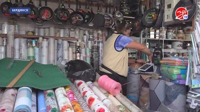 Сотрудники предприятия «Рынки Запорожья» устанавливают контрольно-кассовую технику на торговых площадках Бердянска