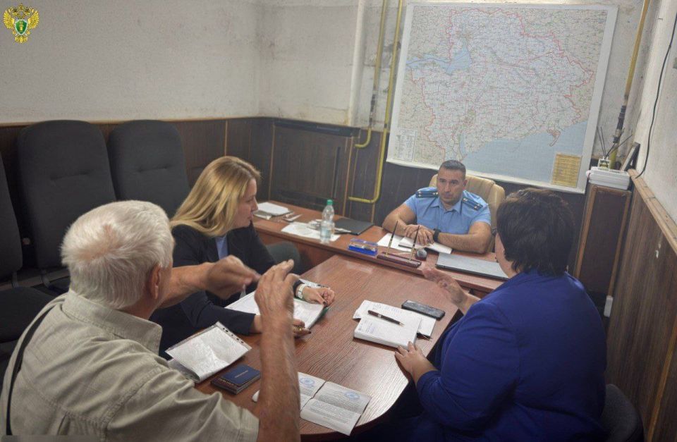 В рамках работы «мобильной приемной» представитель прокуратуры Запорожской области посетил город Каменка-Днепровская, расположенный вблизи линии боевого соприкосновения