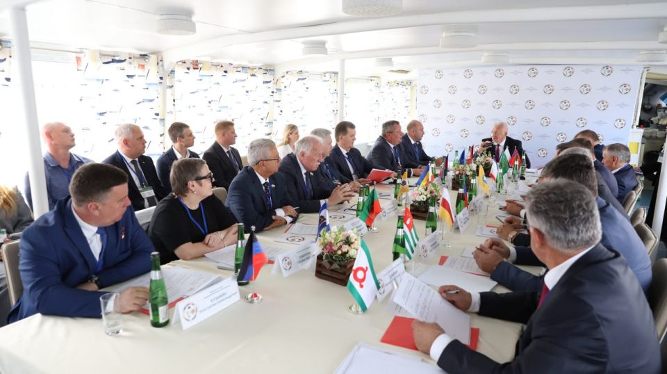 Виктор Емельяненко: Принял участие в заседании Совета Южно-Российской Парламентской Ассоциации, которое прошло в деловой и конструктивной атмосфере