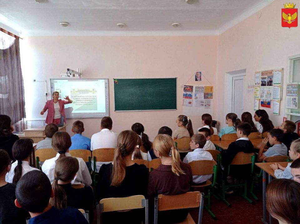 О безопасности пешеходов и необходимости строго соблюдать правила дорожного движения говорили на этой неделе с учениками ГБУ ОО ЗО "Орловская СОШ" в рамках Всероссийского Единого дня безопасности дорожного движения