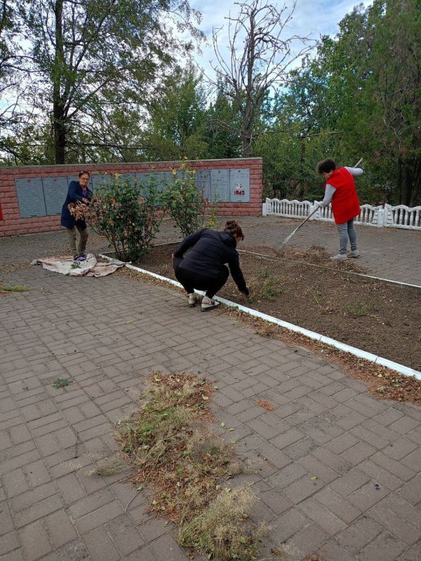 В преддверии 82-й годовщины освобождения села Новогоровка от немецко-фашистских захватчиков сотрудники сельского Дома культуры и библиотеки провели субботник у Братской могилы советских воинов