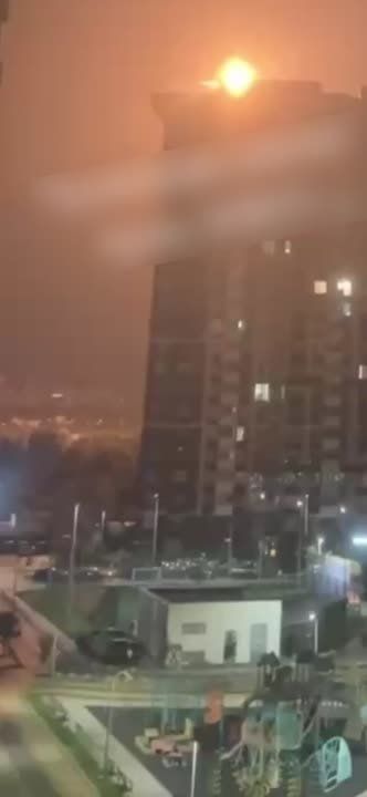 Владимир Рогов: Осторожно: "Працює ППО!". В Соломенском районе Киева один беспилотник после сбития упал на жилой многоэтажный дом и взорвался на крыше