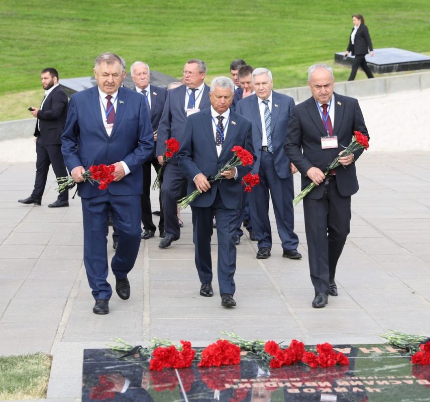 Виктор Емельяненко: В рамках форума участники делегации Запорожской области, вместе с другими парламентариями, посетили Мамаев курган, возложили венки и цветы к Вечному огню в Зале Воинской Славы, к могиле Маршала Советского...