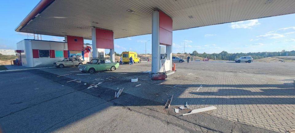 ВСУ дроном атаковали заправку в Энергодаре — двое ранены, повреждено несколько машин, сообщил мэр