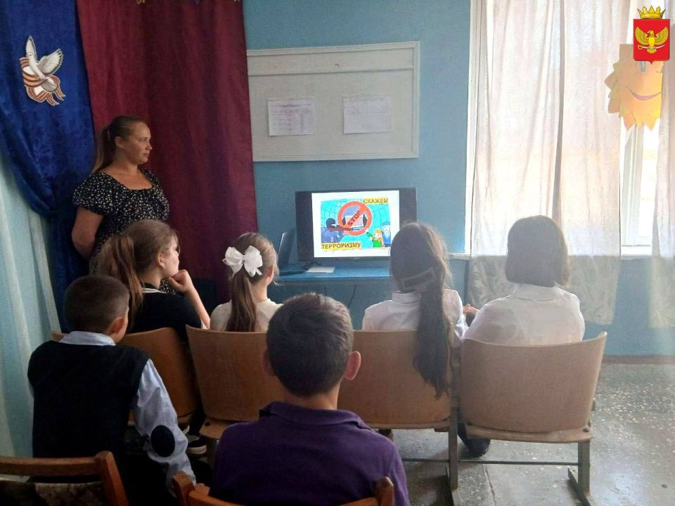 Урок безопасности для юных жителей села Мануйловка провели сотрудники сельского клуба и библиотеки