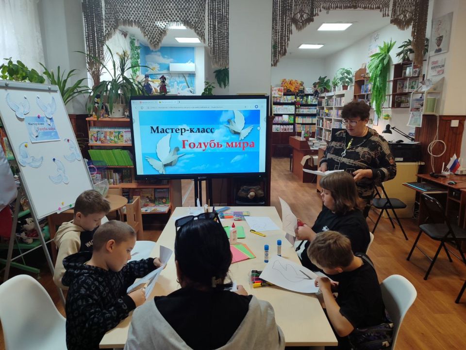 "Голубь мира". В Токмакской городской библиотеке — филиале, прошел мастер –класс "Голубь мира". В начале мероприятия ребята узнали, что такое терроризм, как ему противостоять, также познакомились с правилами поведения при...
