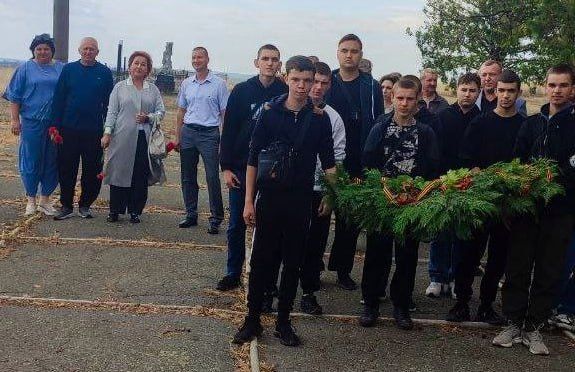 К 82-ой годовщине со дня освобождения города Молочанск от немецко-фашистских захватчиков состоялась традиционная памятная церемония возложения гирлянды Славы и живых цветов к памятнику солдату-знаменосцу на Мемориальном...