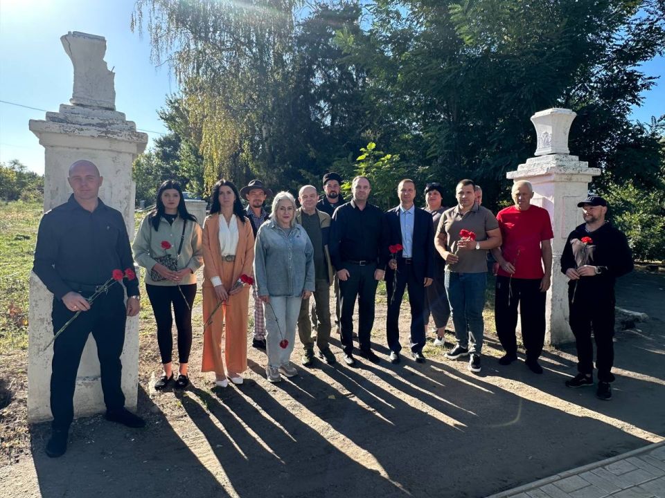 Активисты «Единой России» почтили память воинов Красной армии павших при освобождении Молочанска и возложили цветы к Братской могиле