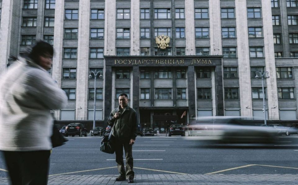 В Госдуме предложили ограничить зарплаты главврачей и директоров школ — не более чем в два раза выше зарплат сотрудников.РБК Дальнейший рост вознаграждения руководителя должен зависеть от повышения среднего заработка...