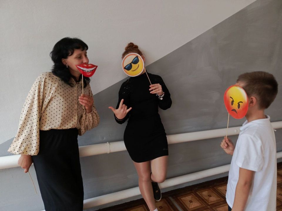 В конце прошлой недели в ГБУ ОО ЗО "Партизанская школа - детский сад" отмечали необычный праздник - День рождения дружелюбного электронного символа Смайлика