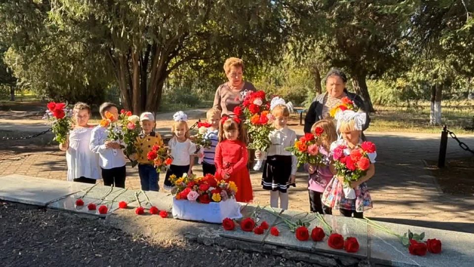 Пока жива память — живы и герои! 82 года назад был освобождён наш родной город Молочанск от немецко-фашистских захватчиков.Воспитанники подготовительной группы ГБУ ДОО ЗО "Детский сад№1 "Тополёк" г.Молочанск Токмакский район...