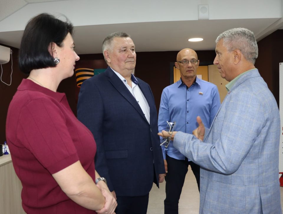 Виктор Емельяненко: Вместе с представителями комитетов Законодательного Собрания Запорожской области посетил Центр поддержки участников СВО и их семей в Мелитополе