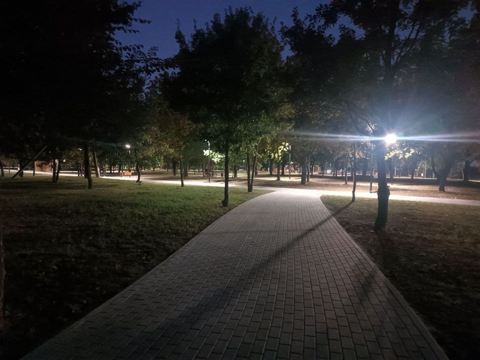 Друзья!. В завершение рабочего дня дарим вам кусочек уютного вечернего парка Юбилейный