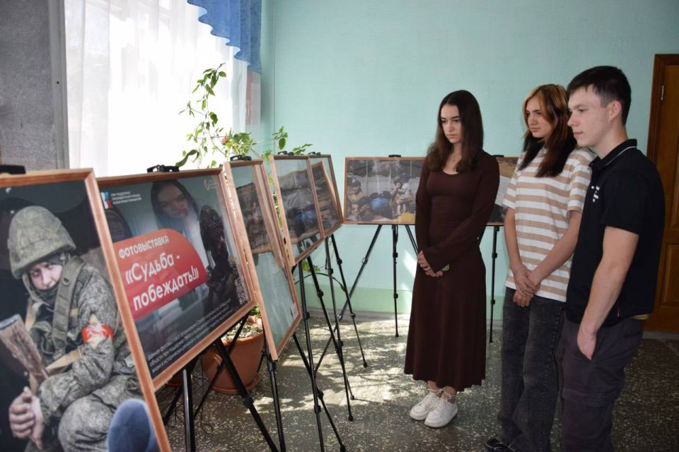 В Молочанске директор центра ПТО провела лекцию для студентов колледжа на фотовыставке