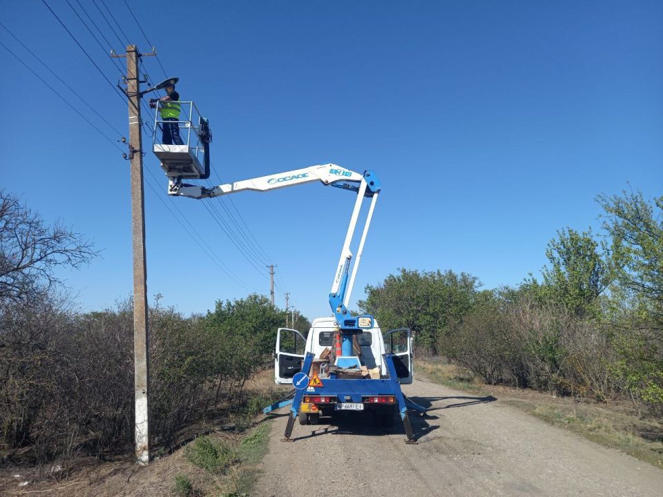 Сотрудники МУП"Акимовское ЖКХ" совместно с Ярославской аварийной бригадой выполнили работы по замене фонарей уличного освещения по улицам с.Трудовое