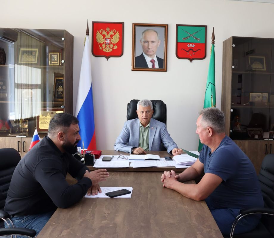 Виктор Емельяненко: Провел рабочую встречу с Председателем Совета Запорожского Облпотребсоюза Андреем Рябушевым и Степаном Кувачевым, возглавляющим Комитет Законодательного Собрания Запорожской области по культуре, спорту...