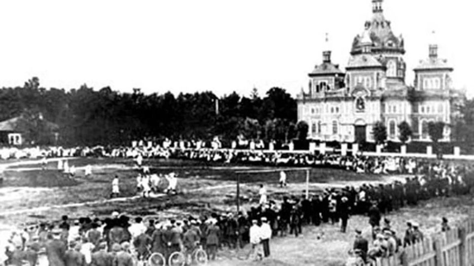 это было сегодня.... 24 сентября 1893 года на ипподроме, расположенном на Пионерской площади в Петербурге состоялась одна из первых в России игр в «ножной мяч» — футбол