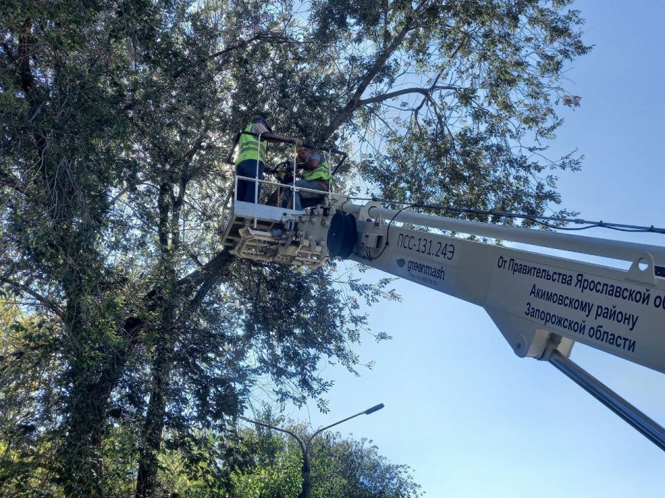 В настоящее время сотрудники МУП «Акимовское ЖКХ» и аварийная бригада шеф-региона Ярославской области проводят мероприятия по обрезке деревьев вдоль линий уличного освещения по улице Ленина пгт Акимовка