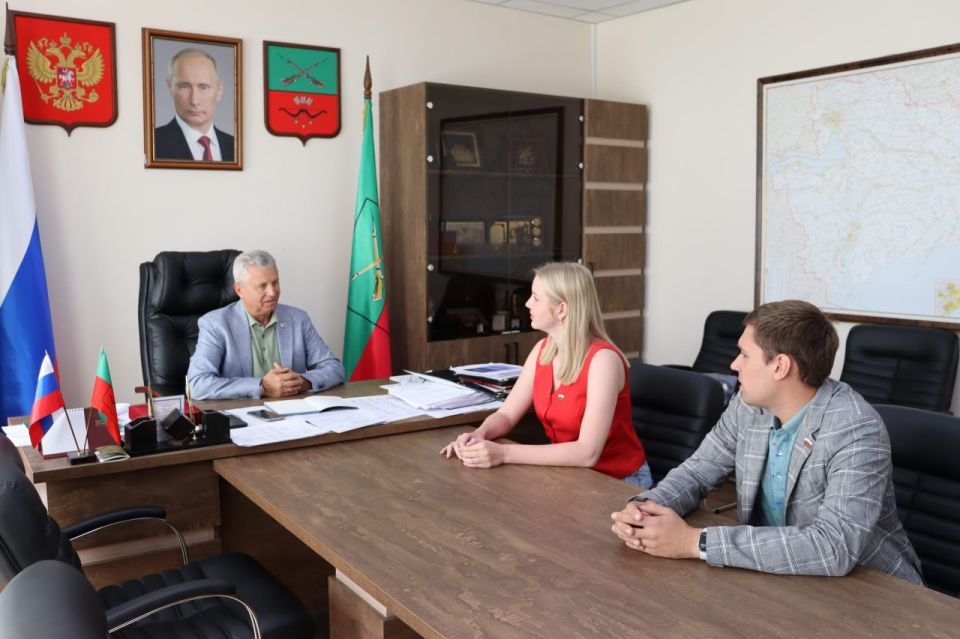 Виктор Емельяненко: Провел рабочую встречу с молодыми депутатами Законодательного Собрания Запорожской области Максимом Любезным и Анастасией Ковдрей