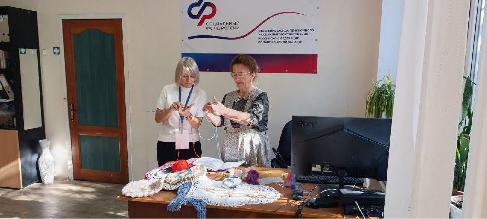 Вязание как искусство: в Васильевском центре общения старшего поколения прошел мастер-класс для начинающих