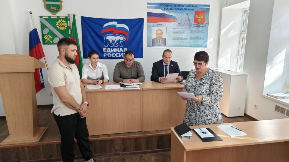 Председатель территориальной избирательной комиссии №12 Пологовского муниципального округа приняла участие в заседании Пологовского окружного Совета депутатов и вручила удостоверение об избрании зарегистрированному кандидату...