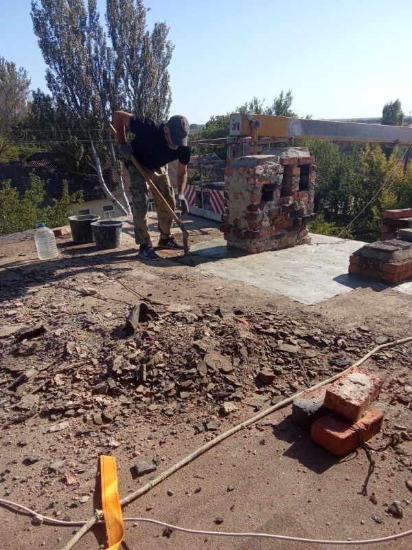 Аварийно-восстановительная бригада из Ингушетии приступила к ремонту кровли жилого дома в Молочанске