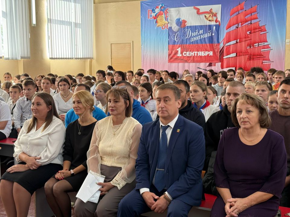 Наша сила - в единстве!. Сегодня в ГБУ ОО ЗО " Акимовская СОШ 27 им. Г. И. Бояринова" прошел торжественный концерт, посвященный воссоединению Донецкой и Луганской Народных республик, Запорожской и Херсонской областей с...