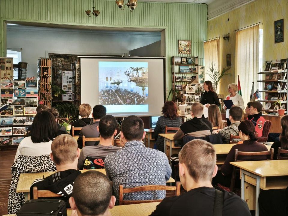 25 сентября в Центральной библиотеке Приморска прошло памятное мероприятие, посвящённое Дню воссоединения Луганской и Донецкой Народных Республик, Херсонской и Запорожской областей с Россией