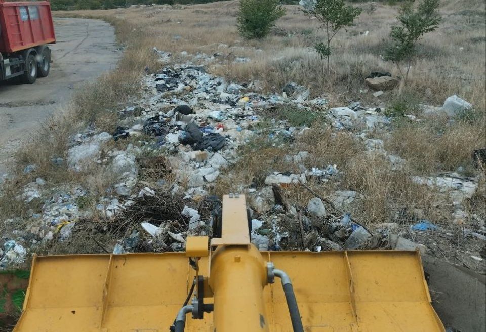 В рамках работ по благоустройству города сотрудники МУП КП «Контакт» начали вывозить мусор с кладбища в микрорайоне «Кузнечный», убирают несанкционированные свалки возле кузнечно-штамповочного завода и на улице Матюха