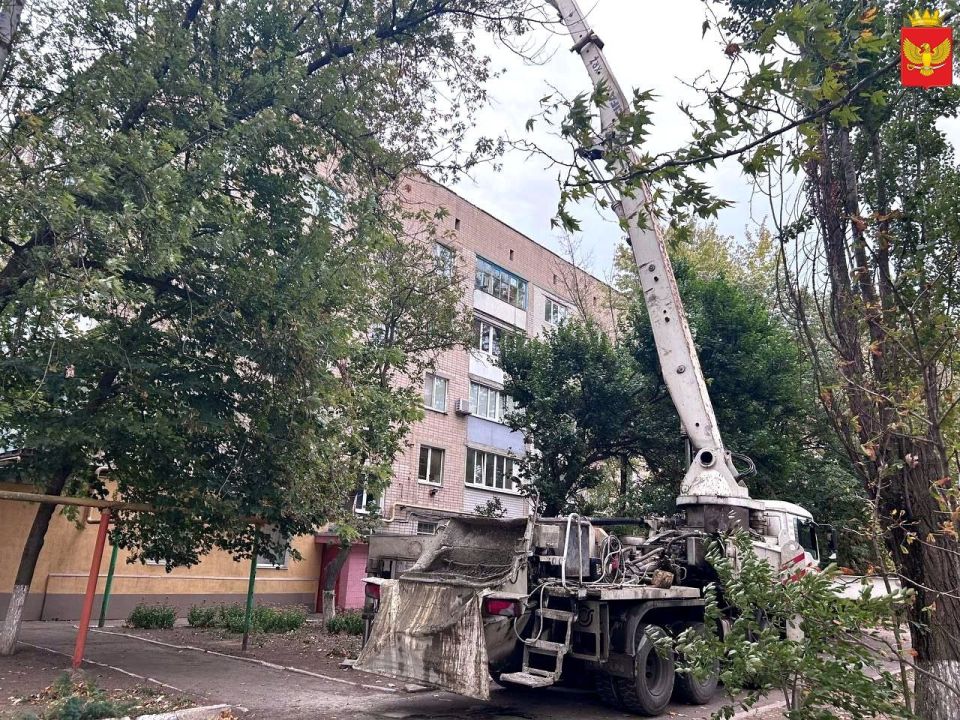 В Приморске продолжаются ремонты кровель многоквартирных домов, которые включены в адресную региональную программу капитального ремонта общего имущества в многоквартирных домах Запорожской области на 2024-2026 годы