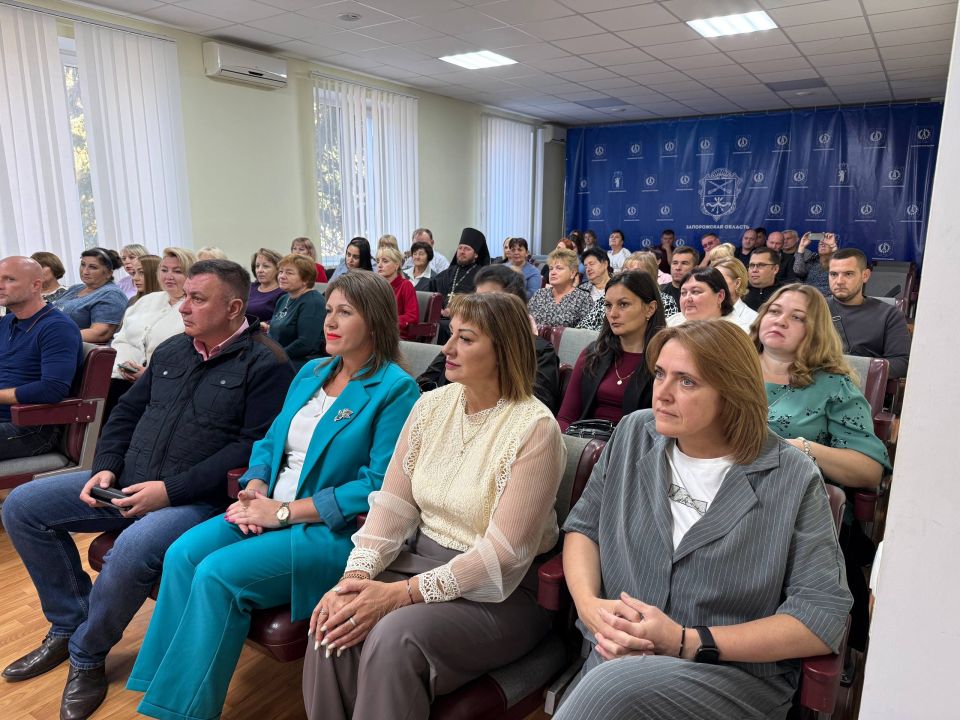 В зале заседаний администрации Акимовского муниципального округа сегодня состоялось торжественное собрание, посвященное важным датам для нашего посёлка