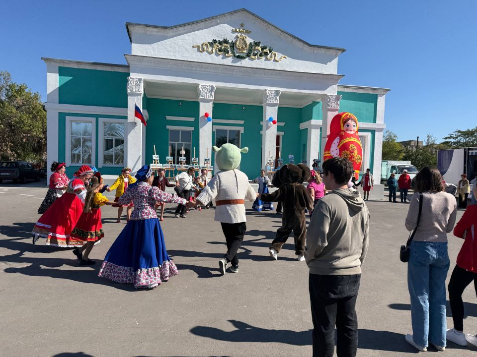 Не упустите возможность стать частью этого яркого события! Приходите всей семьей, с друзьями, и давайте вместе отметим День нашего любимого Акимовского муниципального округа!
