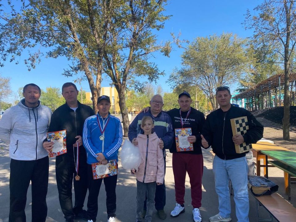 Ко дню празднования дня Акимовского муниципального округа в парке состоялся блиц-турнир среди любителей шахматной игры