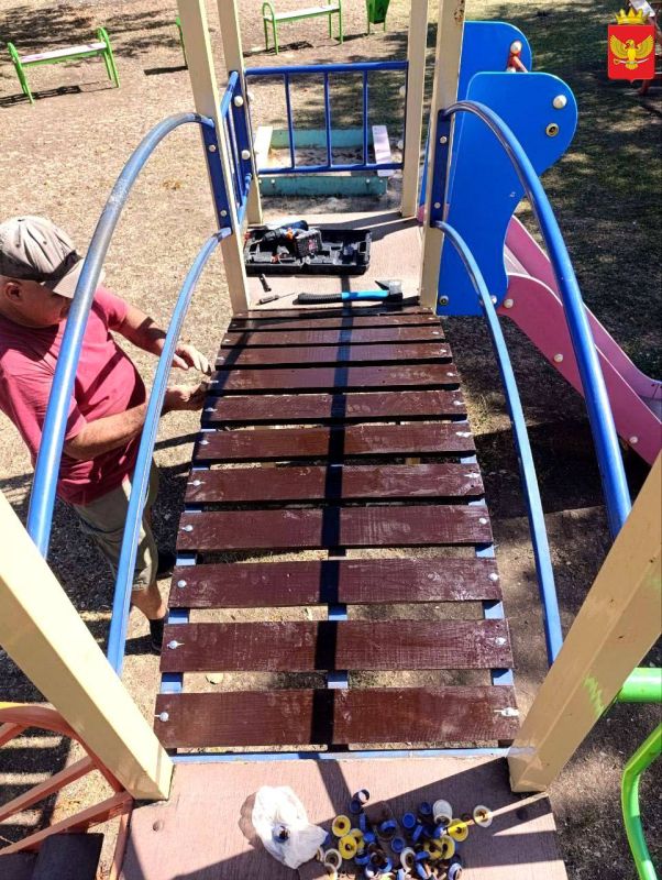 Работники МБУ "Парки и скверы" продолжают заботиться о чистоте и порядке на территории населенных пунктов Приморского муниципального округа