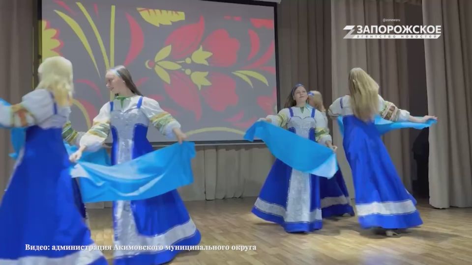 Яркий концерт, осенние дары и атмосфера единства – так в местном Доме культуры отметили двойной праздник: День основания поселка и День Акимовского муниципального округа