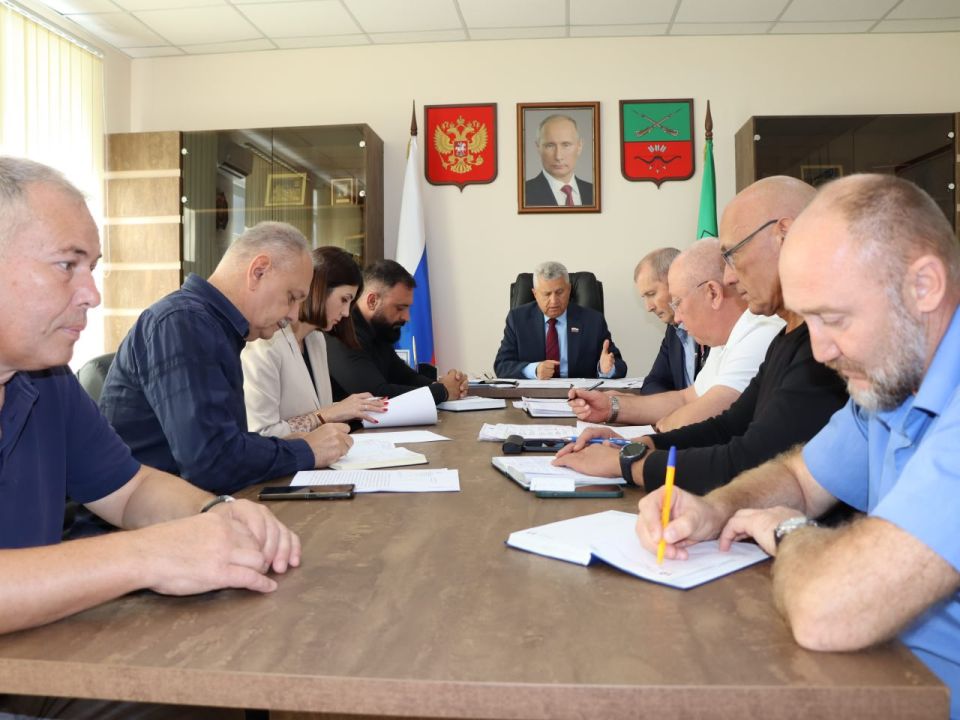 Виктор Емельяненко: Провел рабочее совещание с руководителями комитетов, на котором обсудили ключевые законодательные инициативы