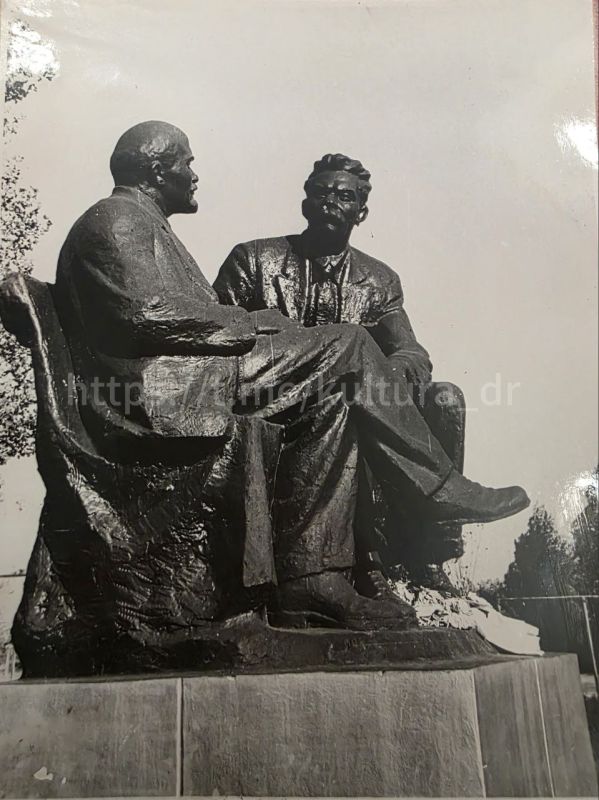 Привет из прошлого!. Дорогие друзья! Музей ДК "Горняк" рад объявить о запуске новой выходной рубрики "Привет из прошлого!" Сегодня мы представляем вам уникальные фотографии памятника Владимира Ильича Ленина и Максима Горького