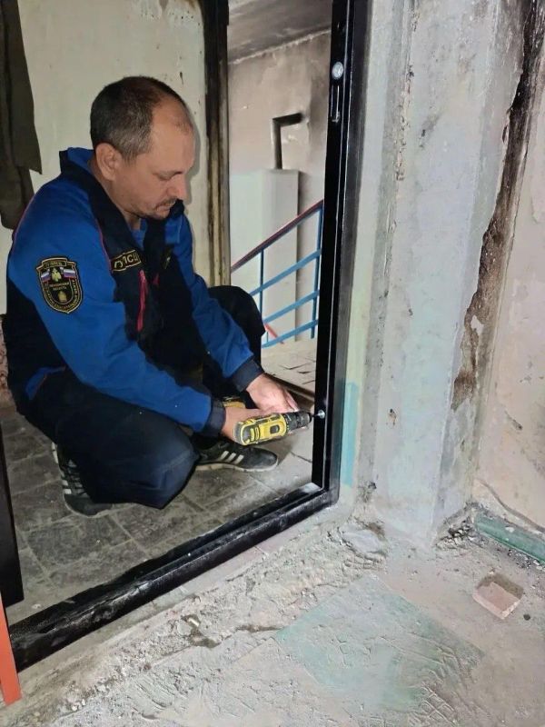 Пензенцы продолжают устранять последствия обстрела со стороны ВСУ дома в Токмаке